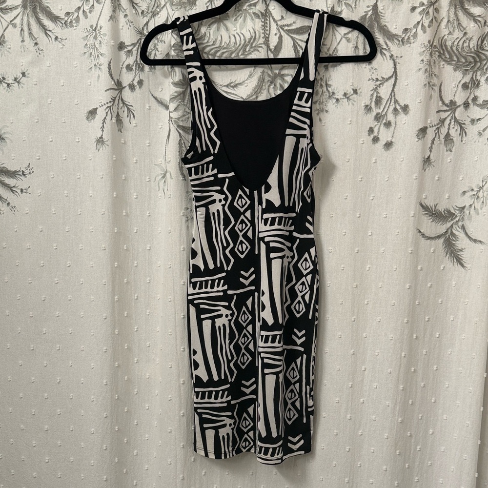 Silence + Noise Geometric Black and White Mini Dress - Picture 5 of 7